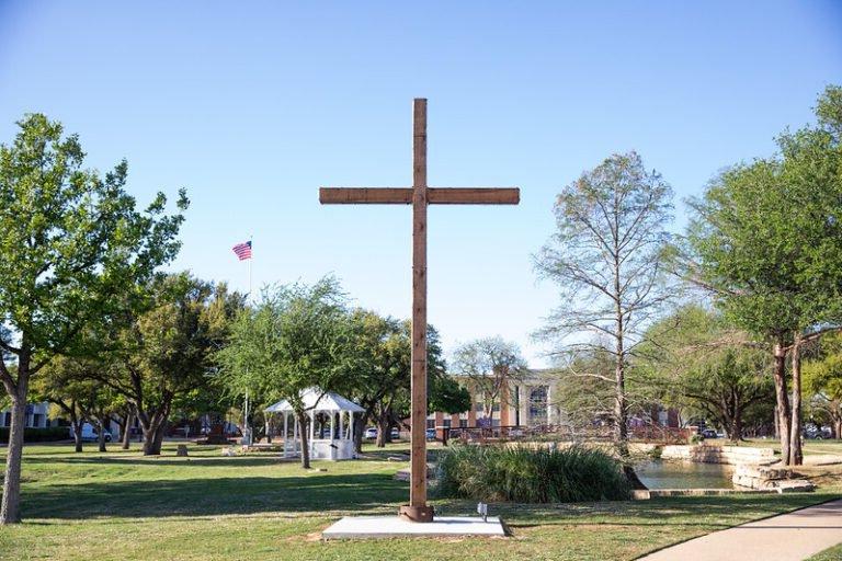 一个十字架矗立在校园中央.